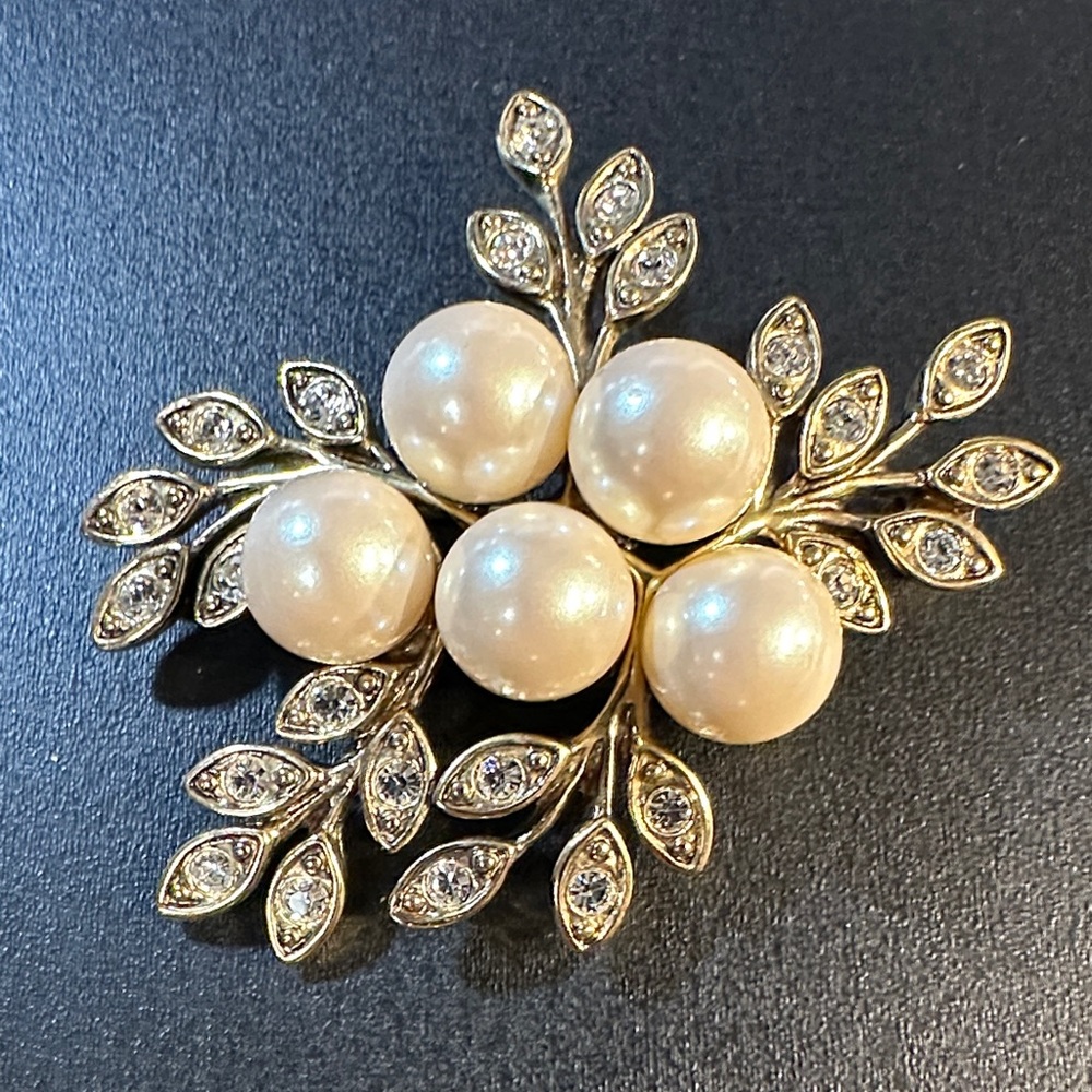 19- Monet Vtge  Elegant Gold and Pearl Brooch with Rhinedtones